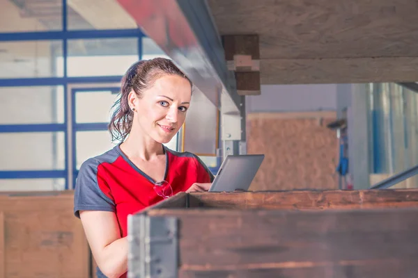 De magazijn medewerker — Stockfoto