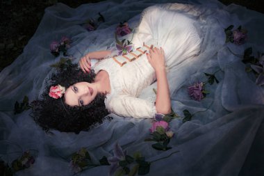 sihirli bir ormanda peri