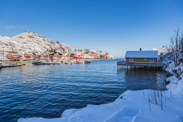 Pueblo de Sorvagen en las islas Lofoten — Foto de Stock