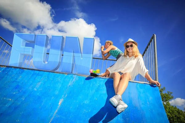 Meninas com um skate — Fotografia de Stock