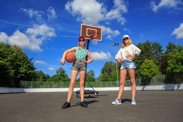 打篮球的女孩 — 图库照片