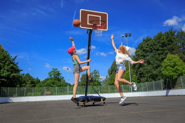 Meninas jogando basquete — Fotografia de Stock