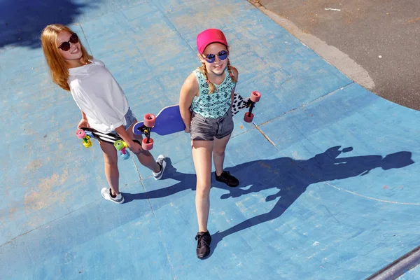 Menina com um skate — Fotografia de Stock
