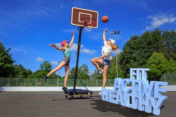 Flickor som spelar basket — Stockfoto