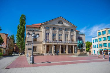 Goethe-Schiller Anıtı, Alman Ulusal Tiyatrosu önünde