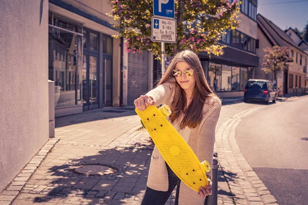 Een meisje met het skateboard — Stockfoto