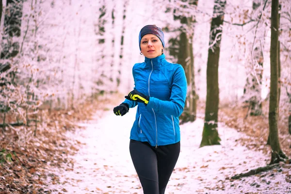 Running in the wintry forest — Stock Photo, Image