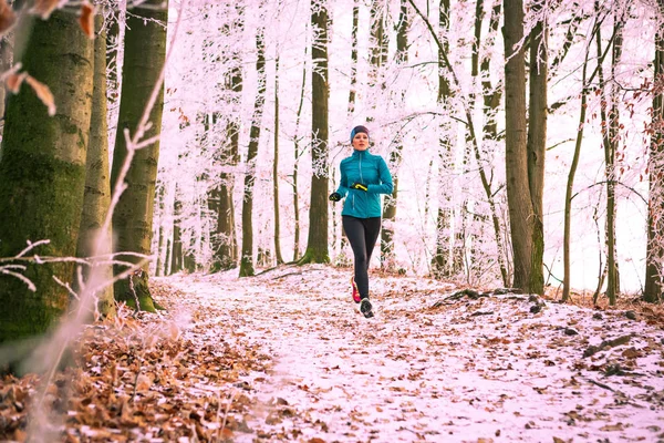 Laufen im winterlichen Wald — Stockfoto