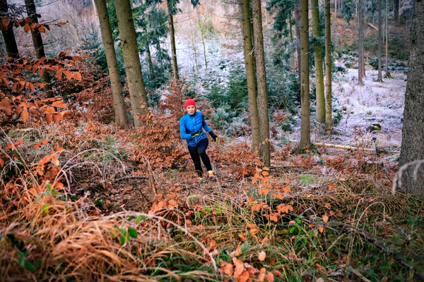 Laufen im winterlichen Wald — Stockfoto