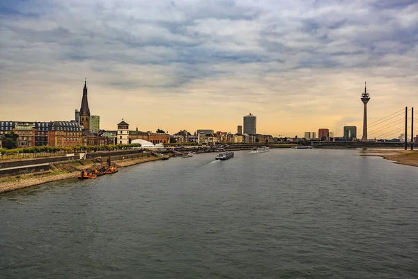 Dusseldorf pela luz do pôr do sol — Fotografia de Stock