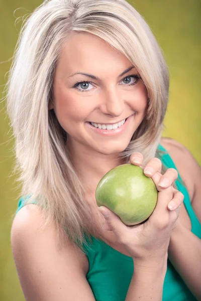 Nő egy zöld almával — Stock Fotó