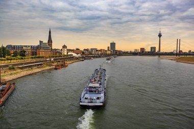 Gün batımı ışık tarafından Düsseldorf