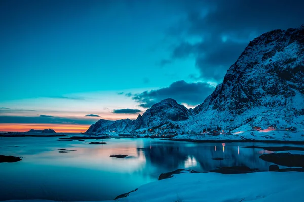 Sorvagen dorp op de Lofoten eilanden — Stockfoto