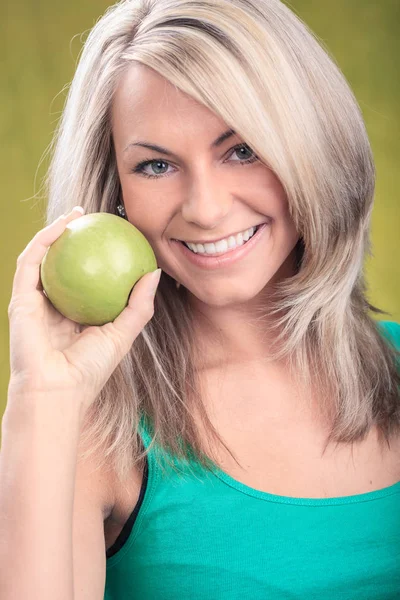 Mulher com uma maçã verde — Fotografia de Stock