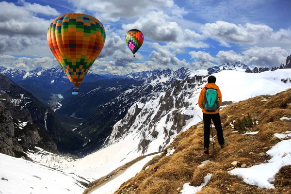 Heißluftballons in den Bergen — Stockfoto