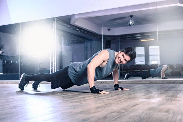 Fitness övning i gymmet — Stockfoto