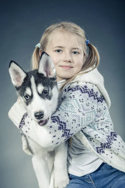 Flicka med en husky valp — Stockfoto