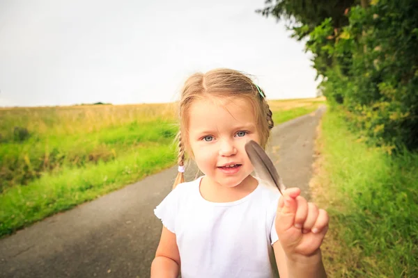 A menina caminhando — Fotografia de Stock