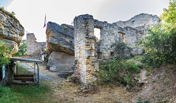 Hassberge'deki Lichtenstein Kalesi'nin yıkıntı — Stok fotoğraf