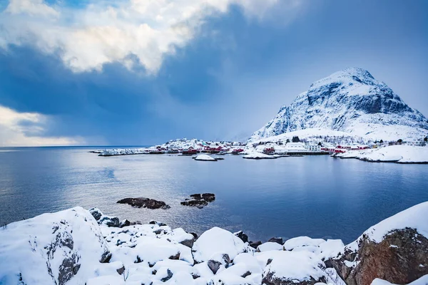 Un pueblo i Lofoten en las islas Lofoten — Foto de Stock