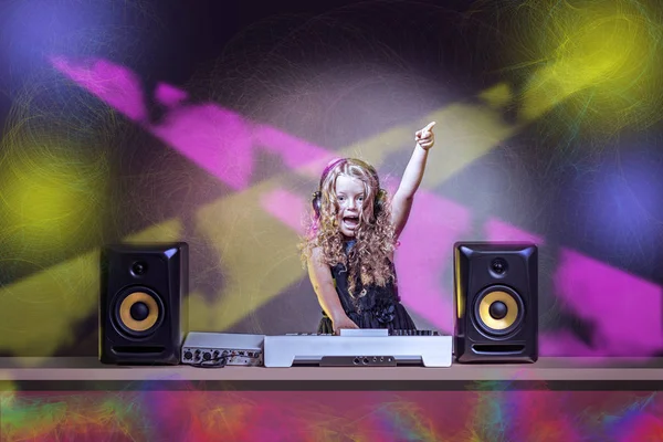 Niños disco con dj babe — Foto de Stock