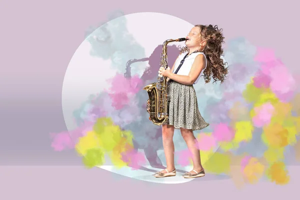 Kobiecej gradeschooler saksofonista — Zdjęcie stockowe