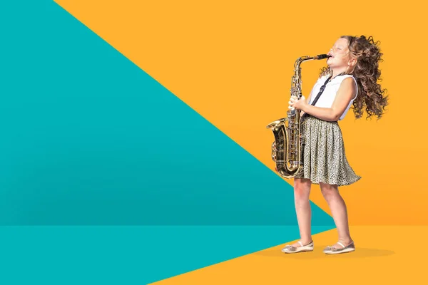 Een vrouwelijke gradeschooler saxofonist — Stockfoto