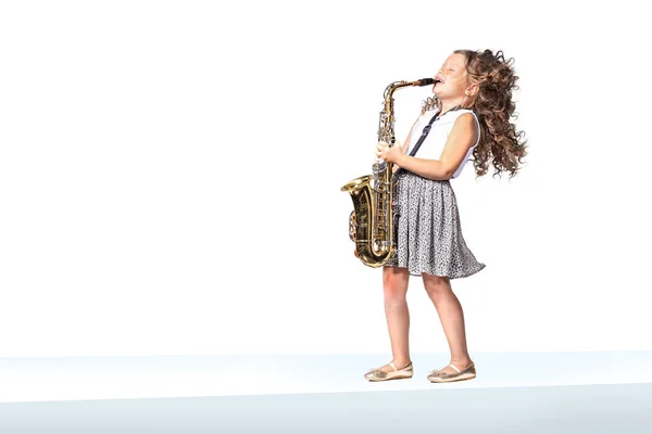 Een vrouwelijke gradeschooler saxofonist — Stockfoto