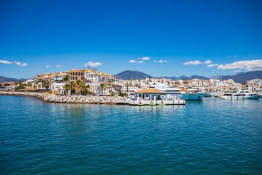 Costa del Sol üzerinde Marbella yakınlarındaki Puerto Banus