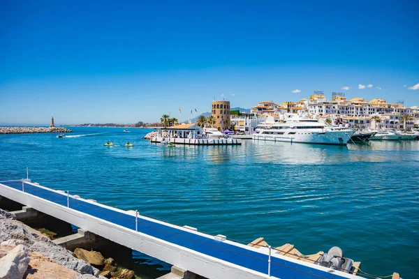 Puerto Banús cerca de Marbella en la Costa del Sol — Foto de Stock