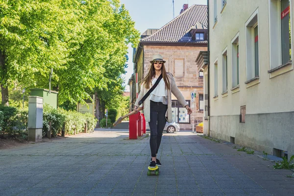 A girl with the quitar — Stock Photo, Image