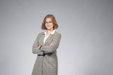 İş kıyafetli genç bir kızın portresi.