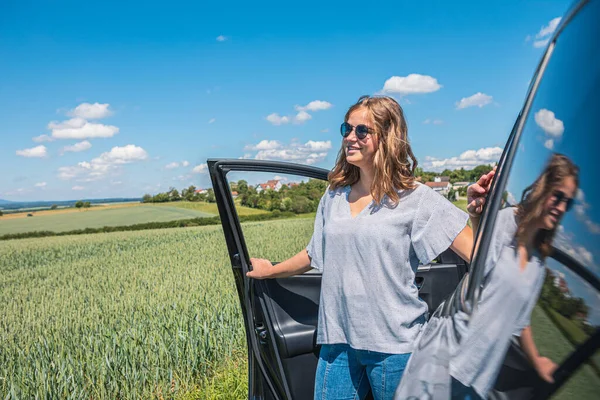 Una Joven Con Coche Viaje Por Campo — Foto de Stock