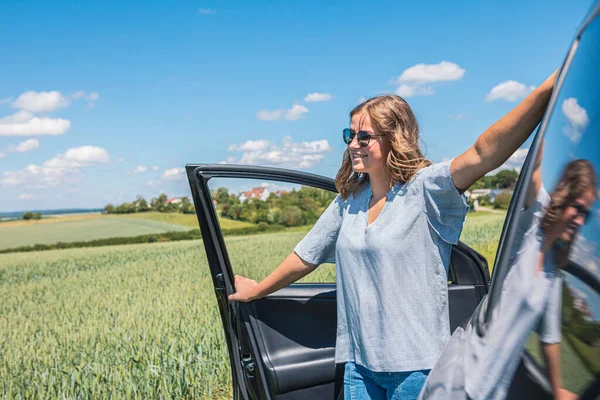 Una Ragazza Con Auto Campagna Viaggio — Foto Stock