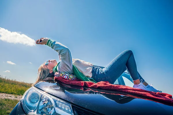 Une Jeune Fille Avec Voiture Voyage Campagne — Photo