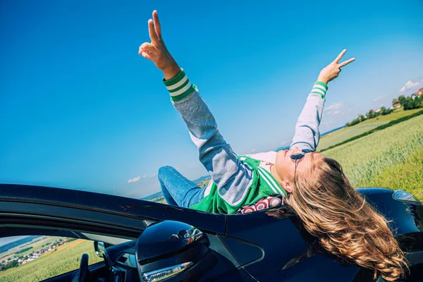 Una Joven Con Coche Viaje Por Campo — Foto de Stock