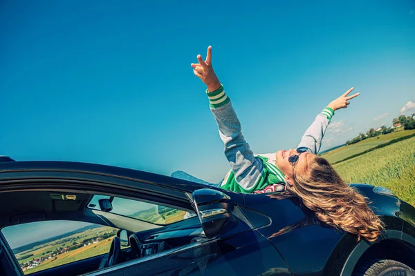 Uma Jovem Com Carro Viagem Pelo Campo — Fotografia de Stock