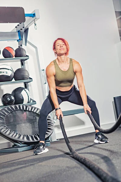 Eine Frau Die Fitnessstudio Oder Fitnessraum Mit Seilen Trainiert — Stockfoto