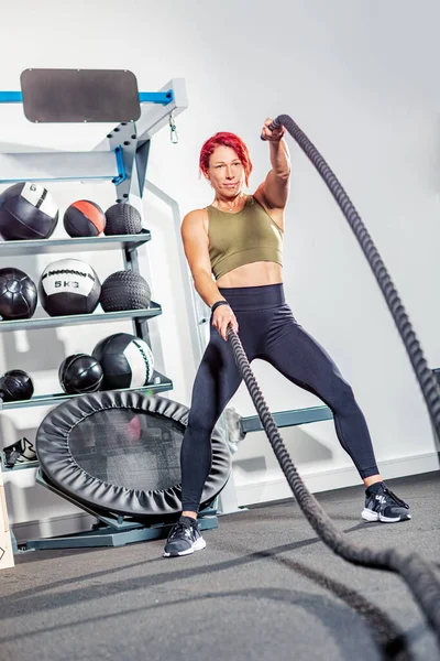 Eine Frau Die Fitnessstudio Oder Fitnessraum Mit Seilen Trainiert — Stockfoto