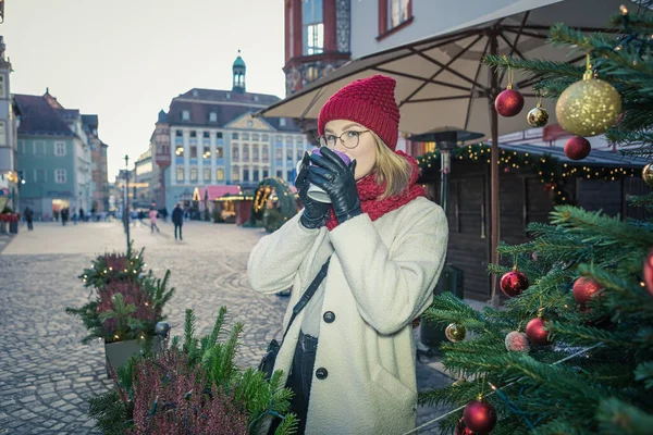 Una Joven Viaje Compras Ciudad Coburg Navidad —  Fotos de Stock