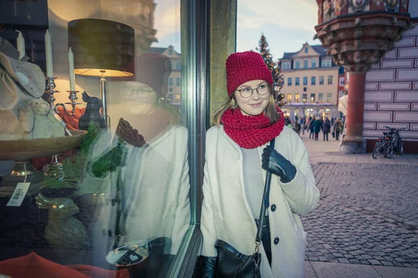 クリスマスにコブルクで買い物をしている若い女の子 — ストック写真