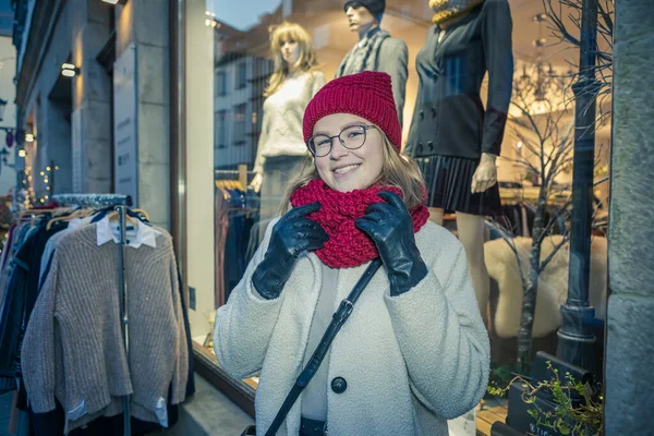 Een Jong Meisje Een Shopping Trip Stad Coburg Met Kerst — Stockfoto