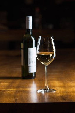 Şişe ve bir kadeh beyaz şarap.