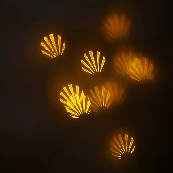 geometrik öğeleri üzerinde karanlık bir arka plan deseni ile güzel altın bokeh
