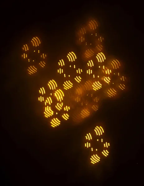 geometrik öğeleri üzerinde karanlık bir arka plan deseni ile güzel altın bokeh