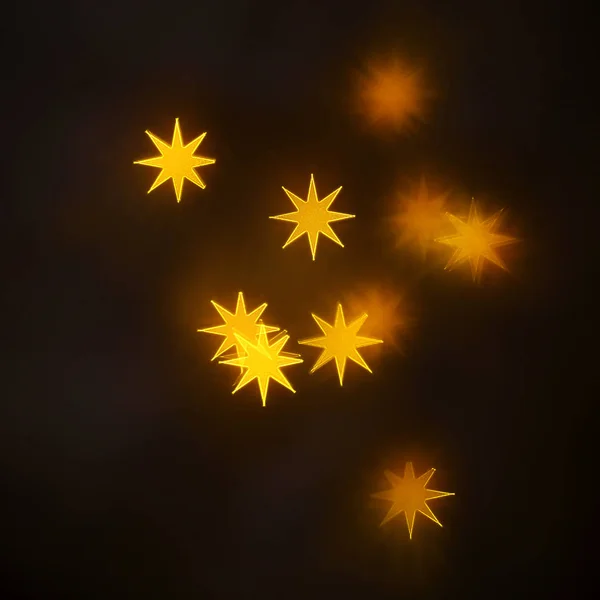 geometrik öğeleri üzerinde karanlık bir arka plan deseni ile güzel altın bokeh