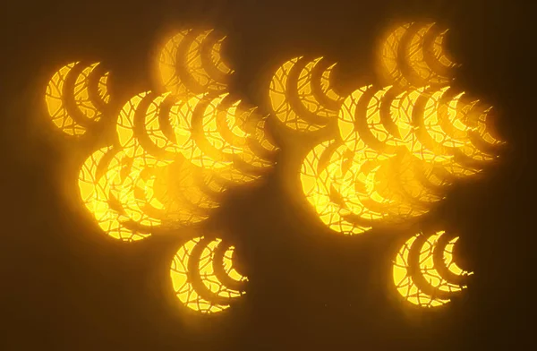 geometrik öğeleri üzerinde karanlık bir arka plan deseni ile güzel altın bokeh