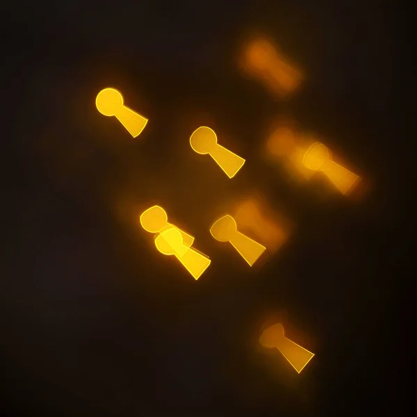 geometrik öğeleri üzerinde karanlık bir arka plan deseni ile güzel altın bokeh