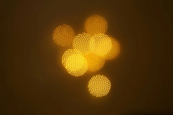 geometrik öğeleri üzerinde karanlık bir arka plan deseni ile güzel altın bokeh