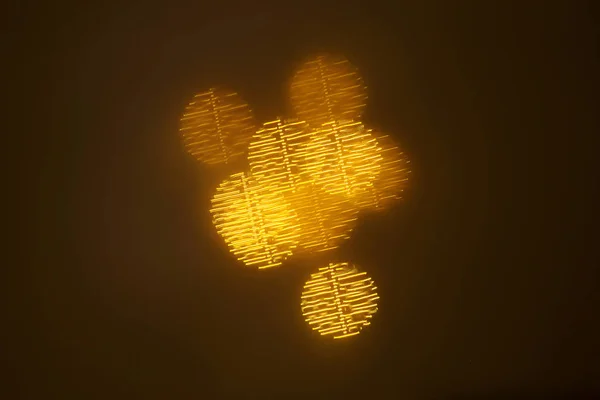 geometrik öğeleri üzerinde karanlık bir arka plan deseni ile güzel altın bokeh
